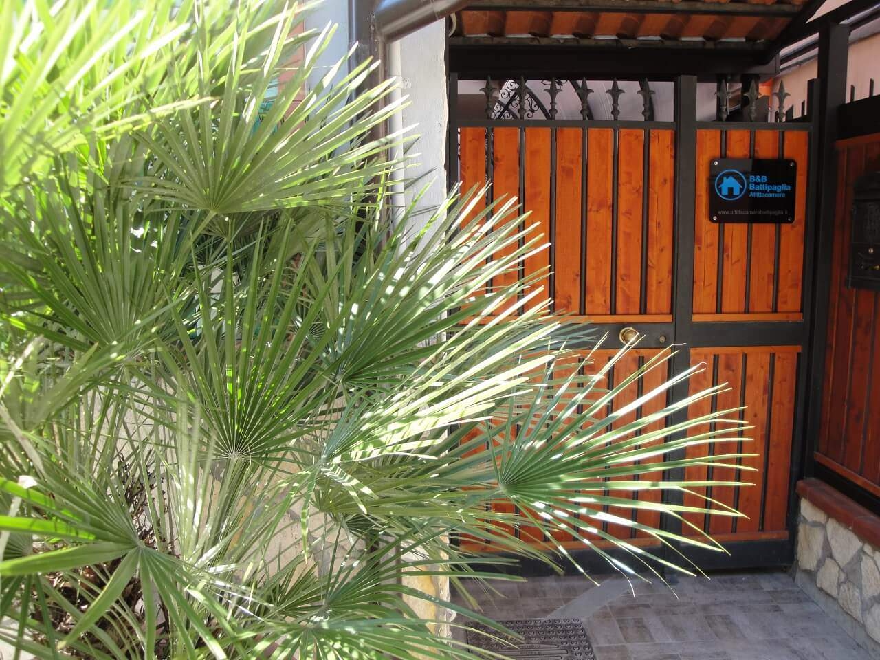 ingresso-cancello-bed-and-breakfast-battipaglia-affittacamere-casa-vacanze
